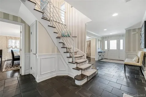 18 Woodland Road Roslyn NY 11576