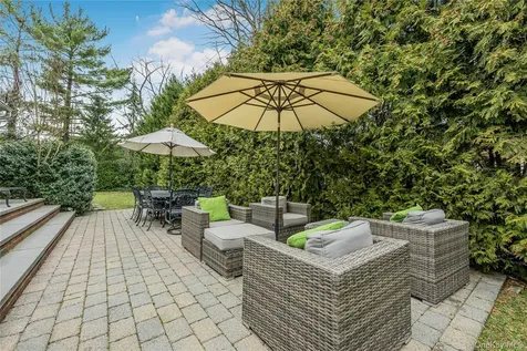 18 Woodland Road Roslyn NY 11576