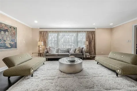 18 Woodland Road Roslyn NY 11576