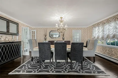 18 Woodland Road Roslyn NY 11576