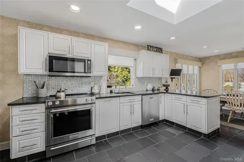18 Woodland Road Roslyn NY 11576