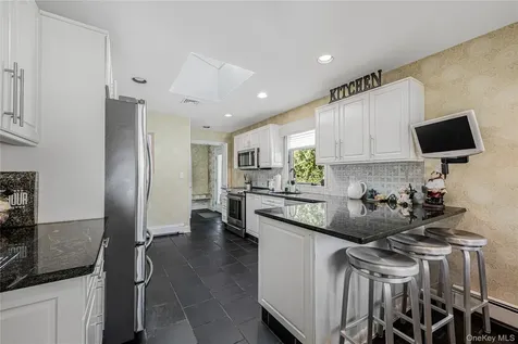 18 Woodland Road Roslyn NY 11576