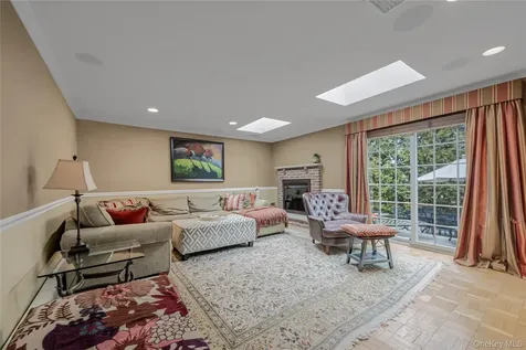 18 Woodland Road Roslyn NY 11576