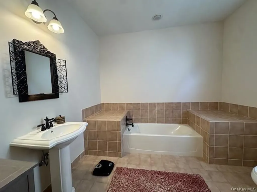 15 Constantine Way Mount Sinai NY 11766