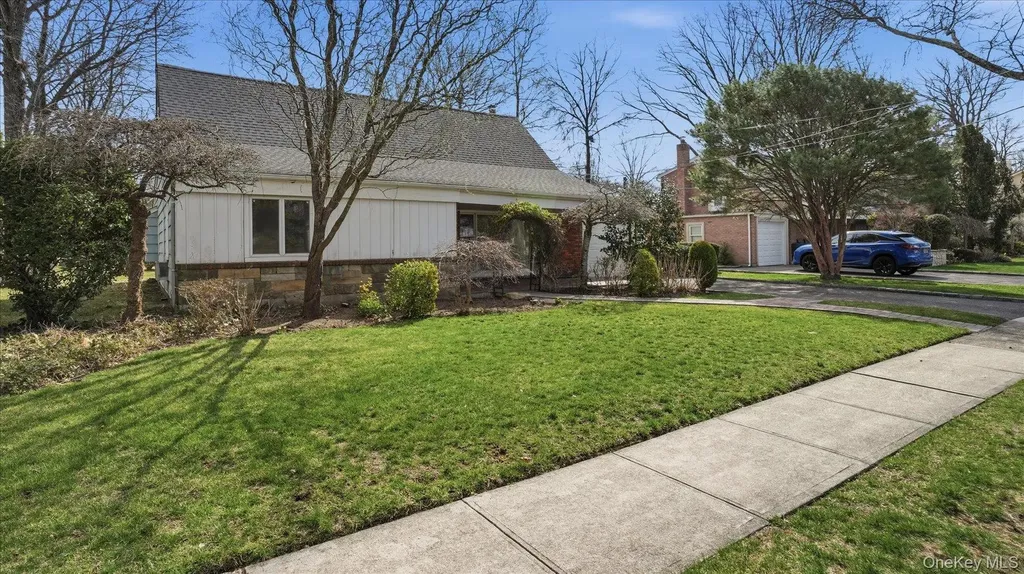 23 Hartley Road Great Neck NY 11023