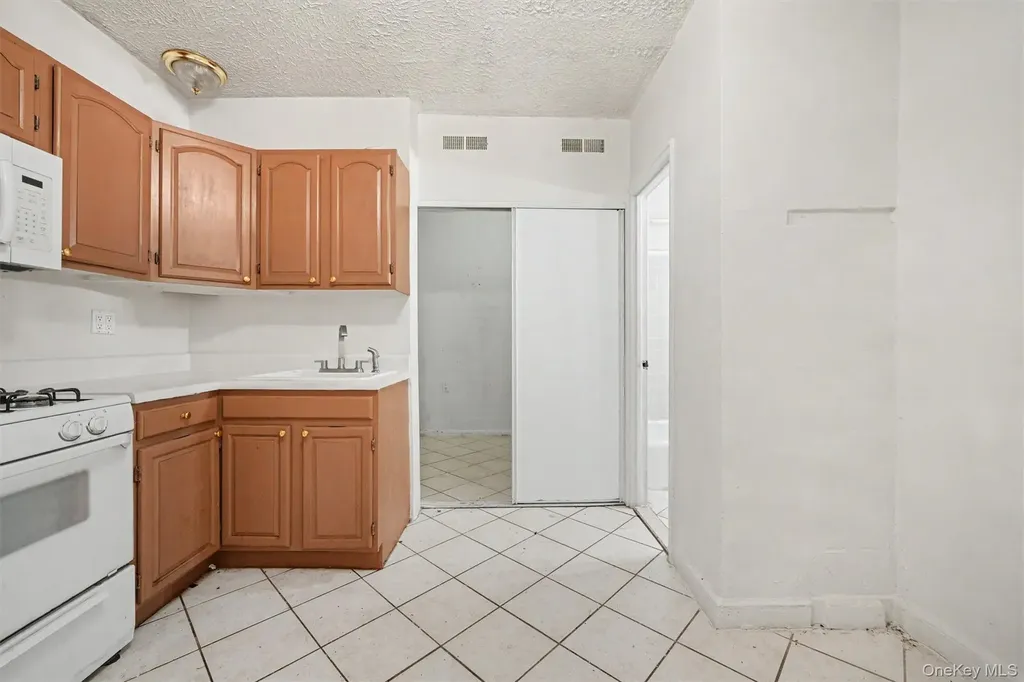 2190 Boston Road Bronx NY 10462