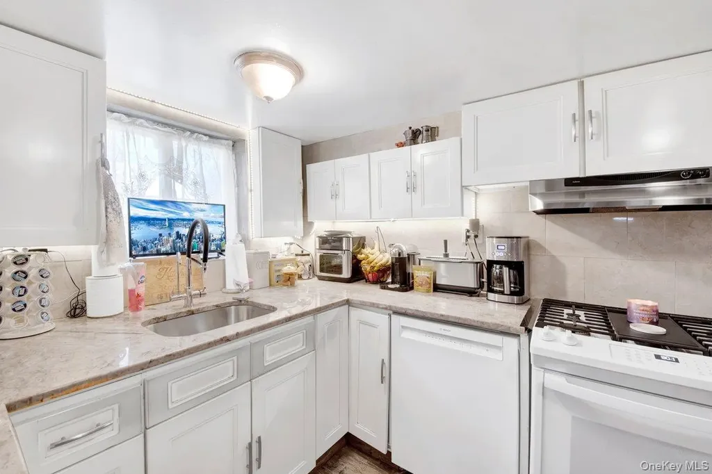 3252 Waterbury Avenue Bronx NY 10465