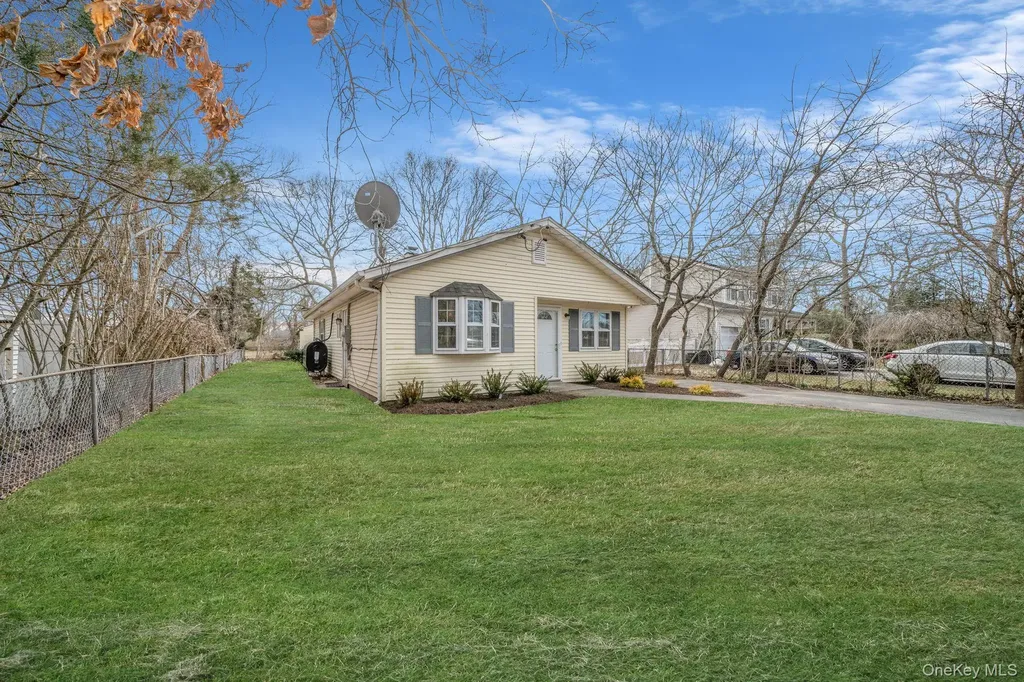 38 Manor Drive Shirley NY 11967