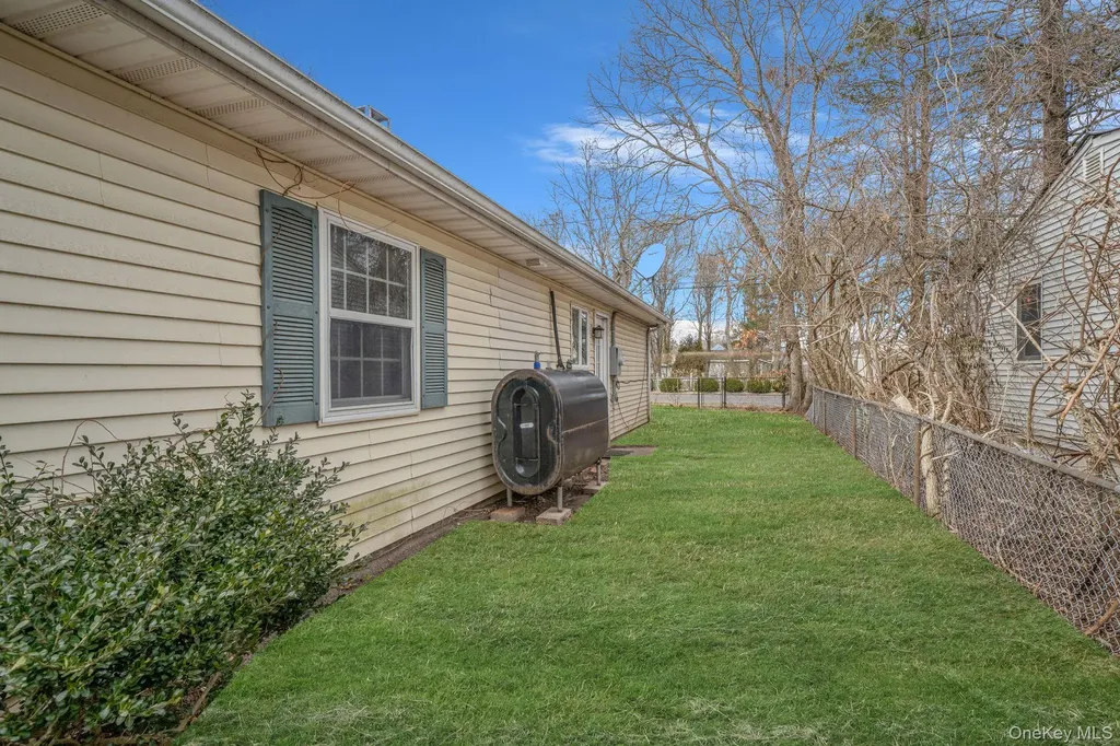 38 Manor Drive Shirley NY 11967
