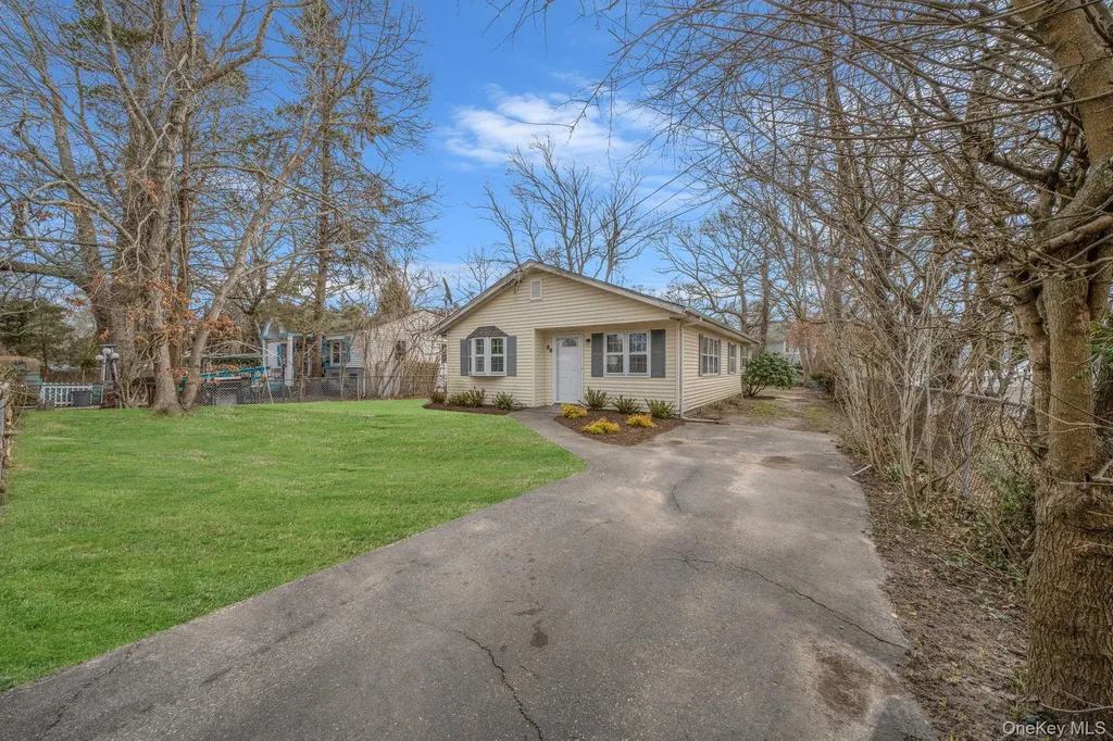 38 Manor Drive Shirley NY 11967