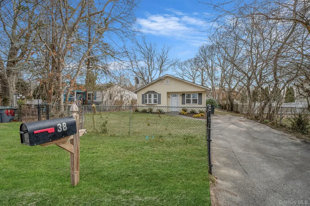 38 Manor Drive Shirley NY 11967