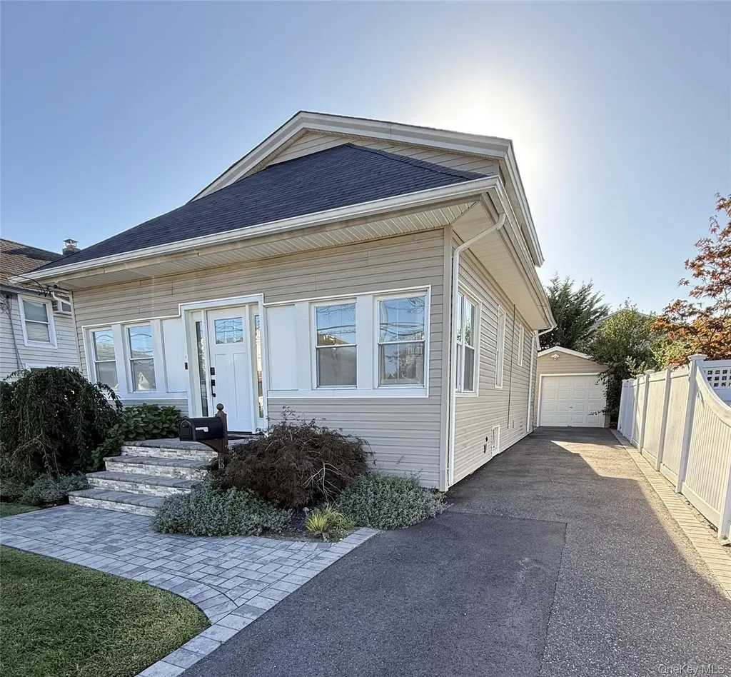 18 1st Avenue East Islip NY 11730
