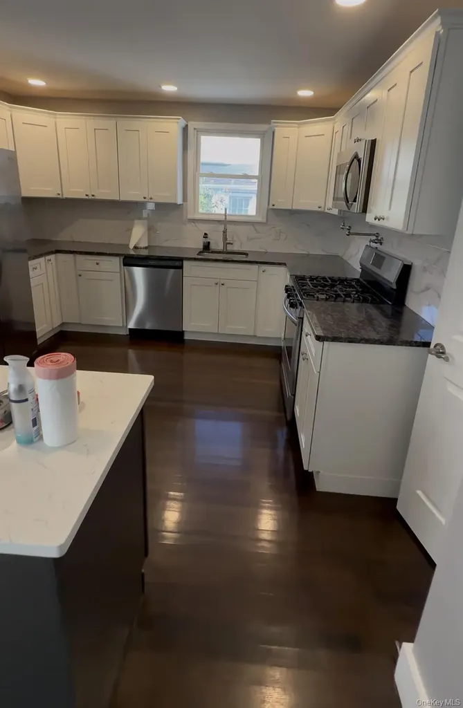 18 1st Avenue East Islip NY 11730