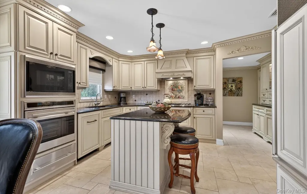 18 Chardonnay Road Commack NY 11725