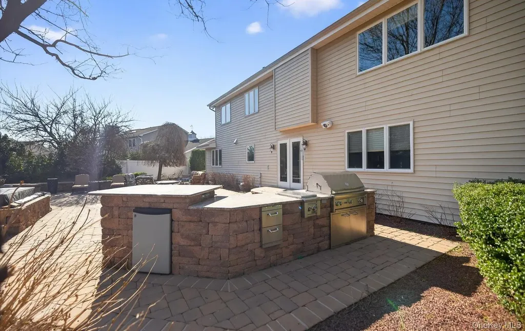 18 Chardonnay Road Commack NY 11725