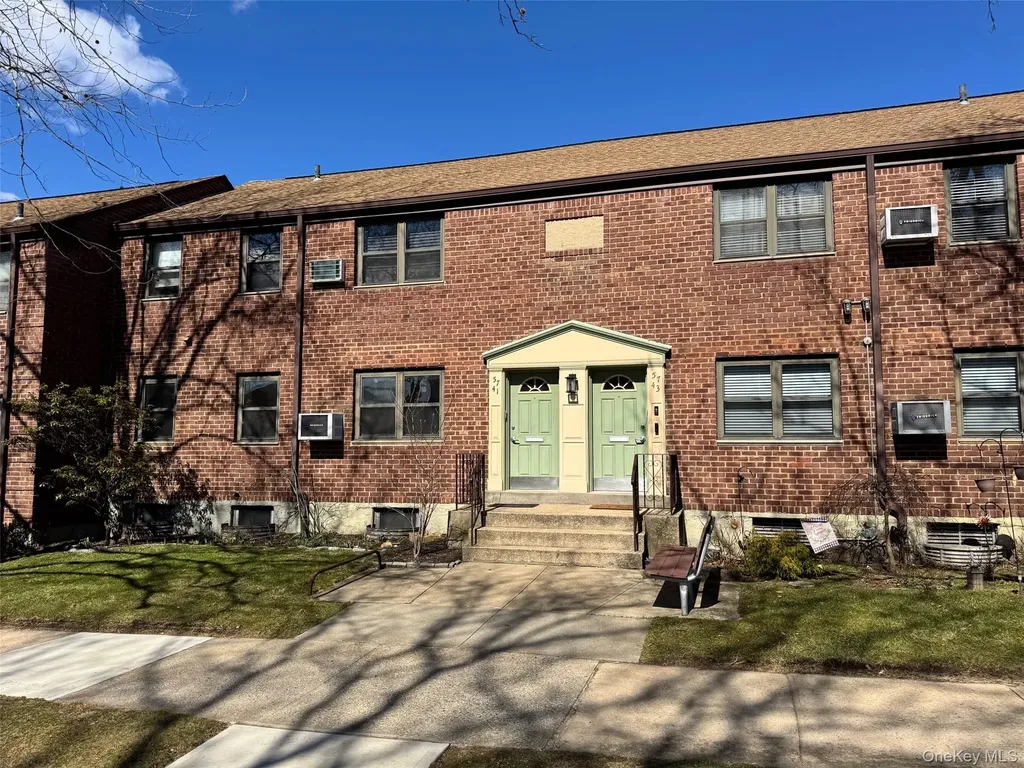 57-41 246th Crescent Douglaston NY 11362