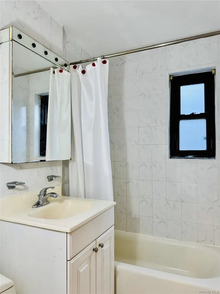 57-41 246th Crescent Douglaston NY 11362