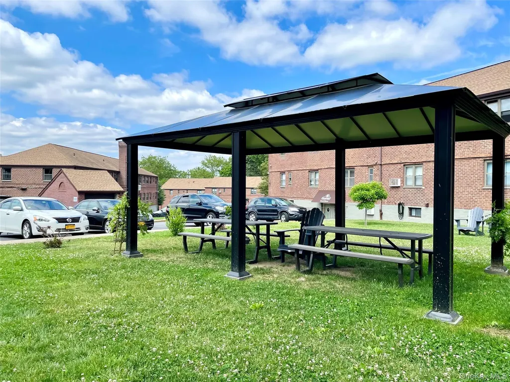 57-41 246th Crescent Douglaston NY 11362