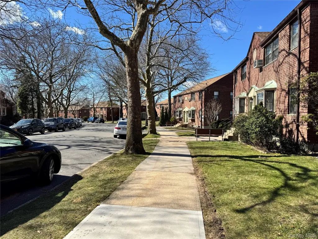 57-41 246th Crescent Douglaston NY 11362