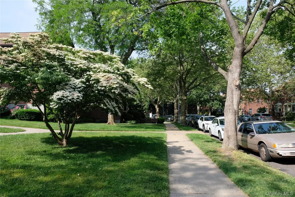 57-41 246th Crescent Douglaston NY 11362