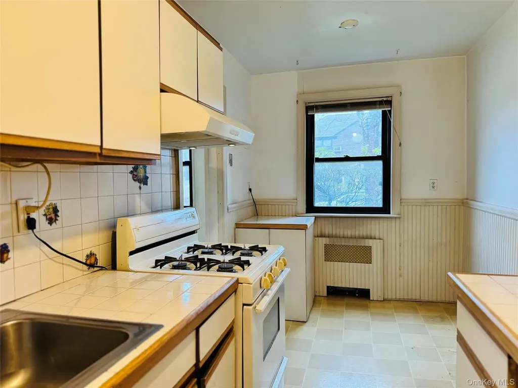 57-41 246th Crescent Douglaston NY 11362