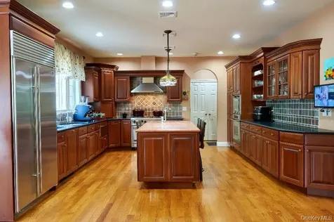 637 S Mountain Road New City NY 10956