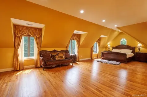637 S Mountain Road New City NY 10956