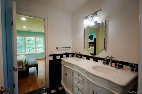 637 S Mountain Road New City NY 10956