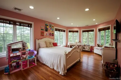637 S Mountain Road New City NY 10956