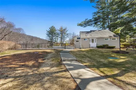 104 Holly Stream Court Brewster NY 10509