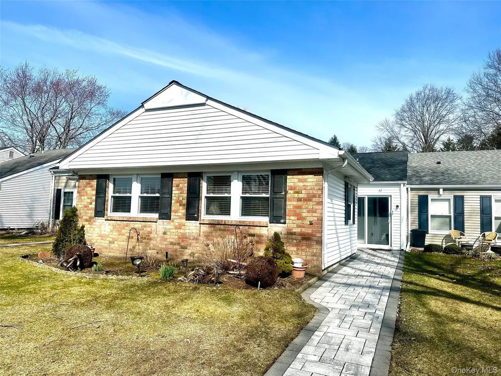 42 Freemont Lane Coram NY 11727