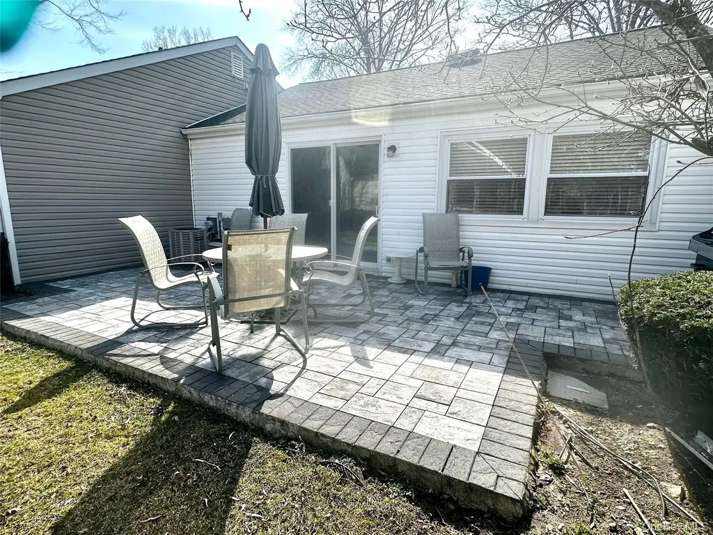 42 Freemont Lane Coram NY 11727