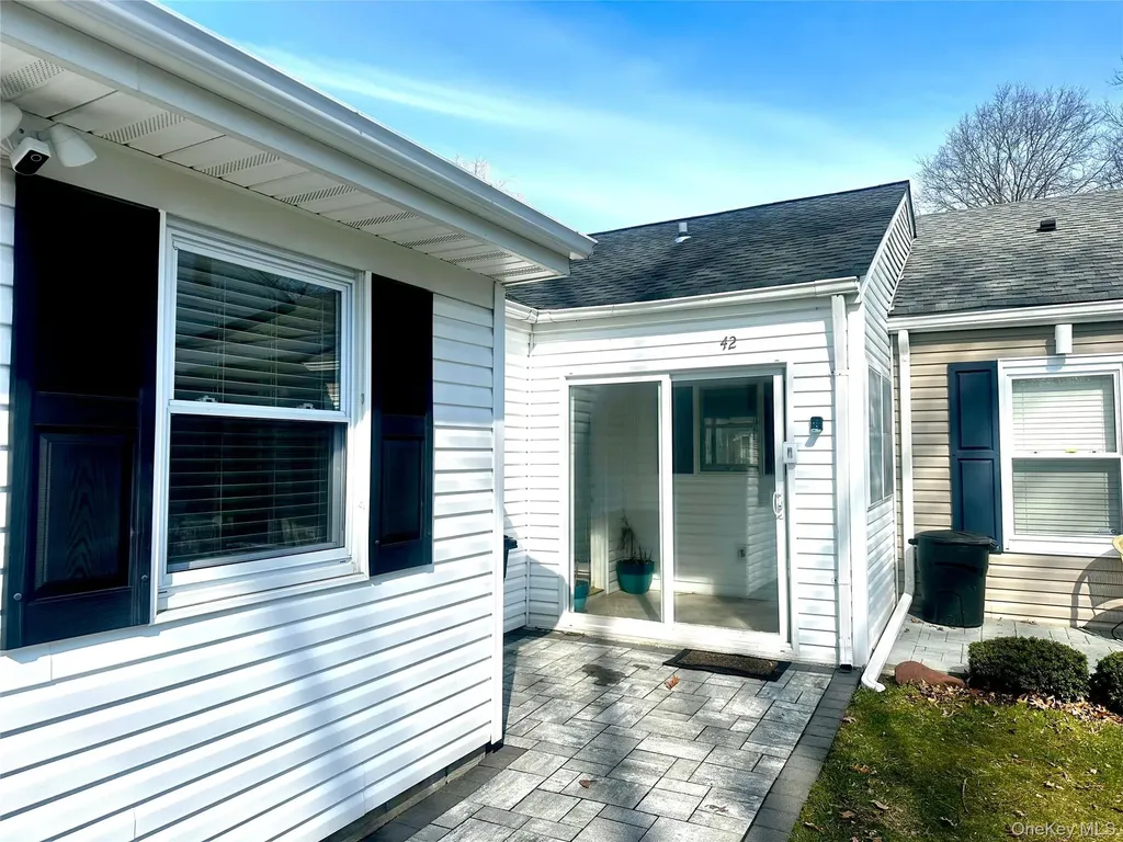 42 Freemont Lane Coram NY 11727
