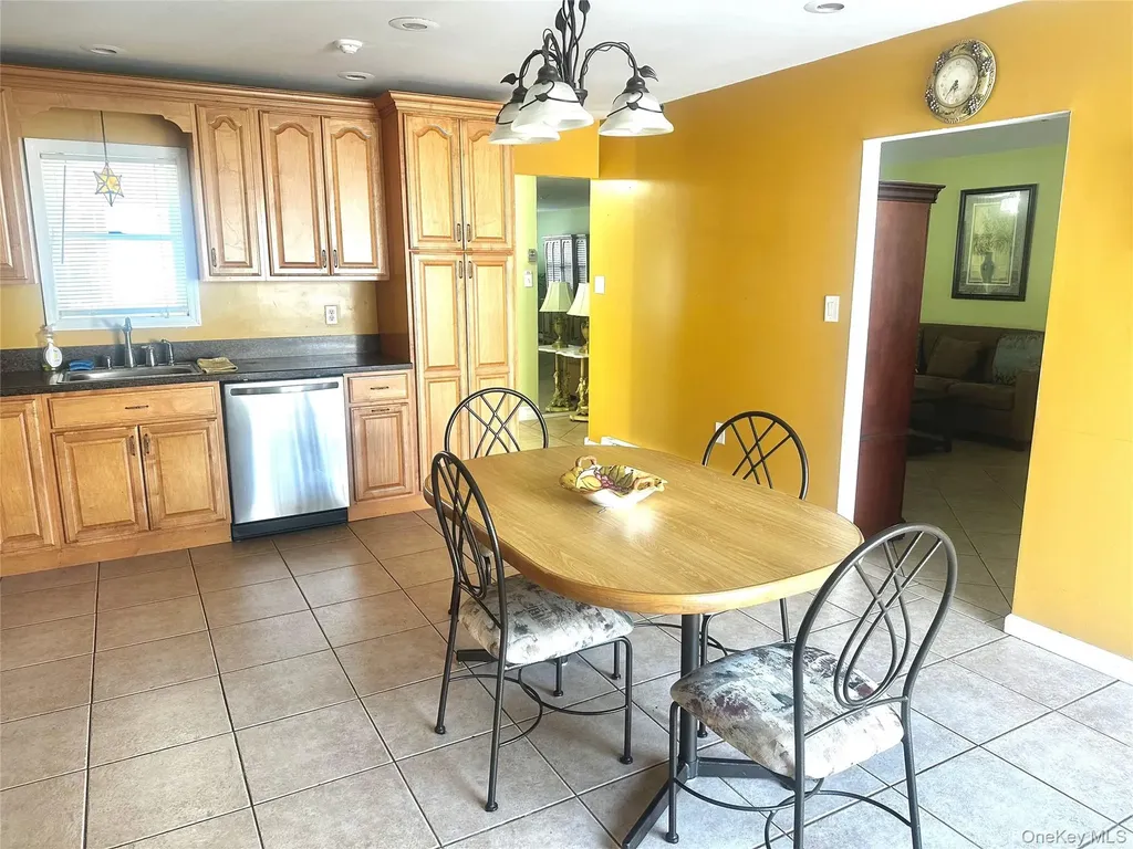 42 Freemont Lane Coram NY 11727