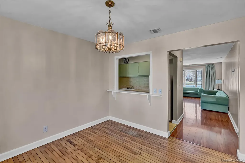 357 Deauville Boulevard Copiague NY 11726