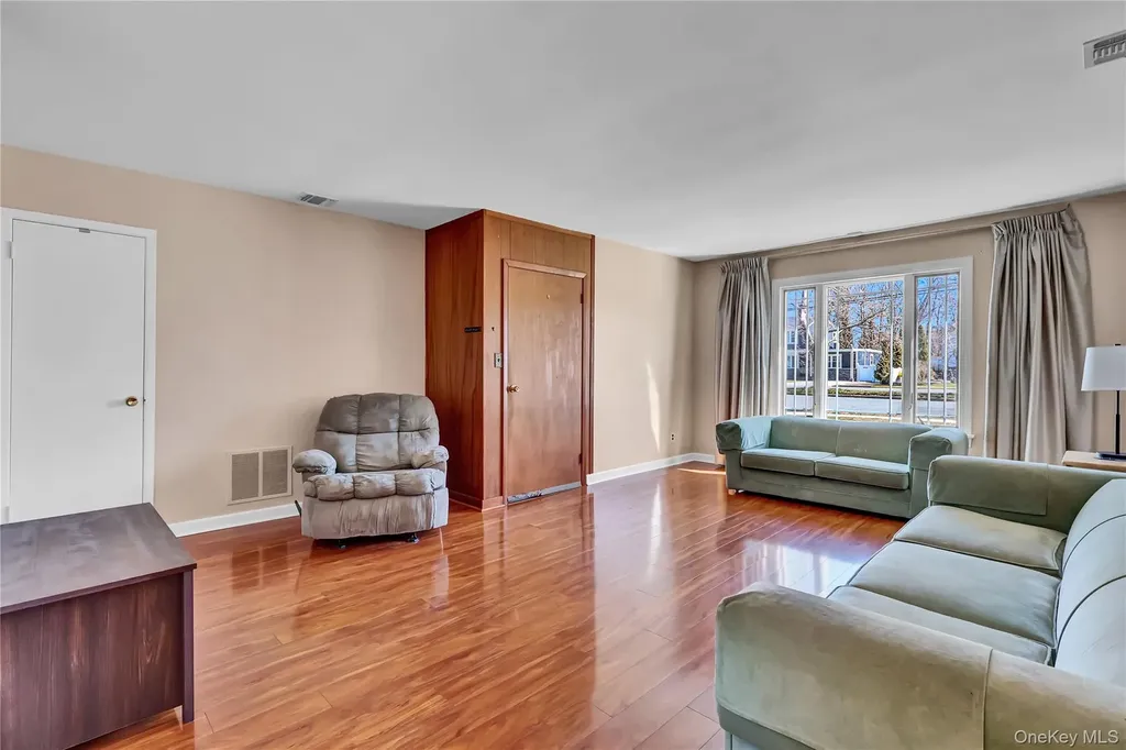 357 Deauville Boulevard Copiague NY 11726