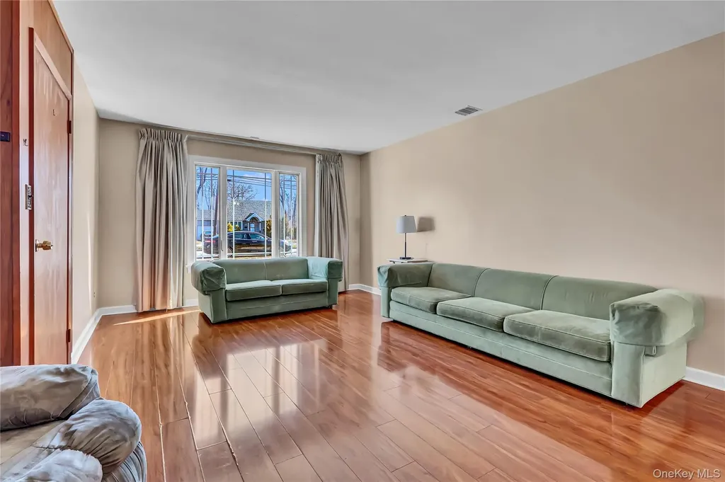 357 Deauville Boulevard Copiague NY 11726