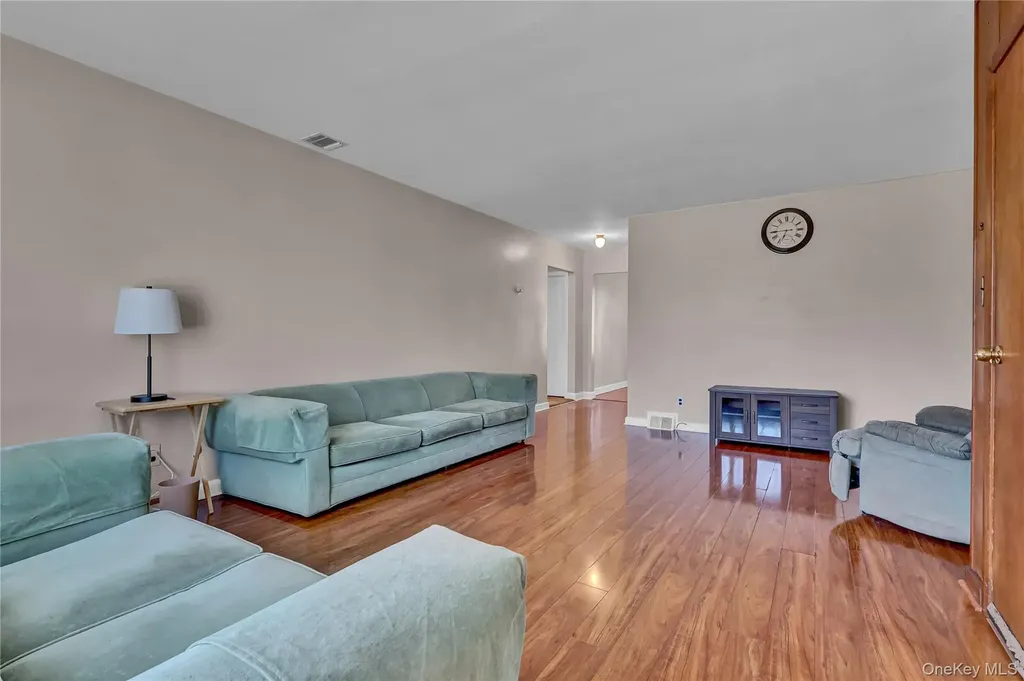 357 Deauville Boulevard Copiague NY 11726