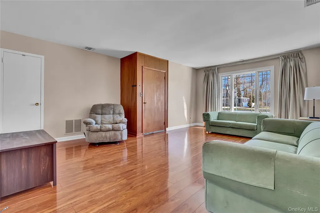357 Deauville Boulevard Copiague NY 11726