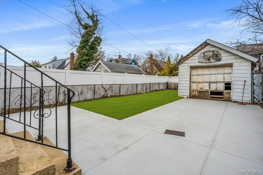 19619 89th Road Hollis NY 11423