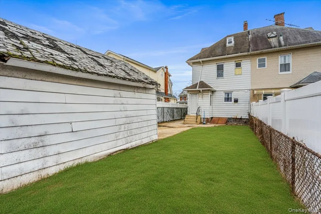 19619 89th Road Hollis NY 11423