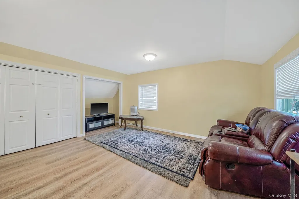 8 Bent Lane Levittown NY 11756