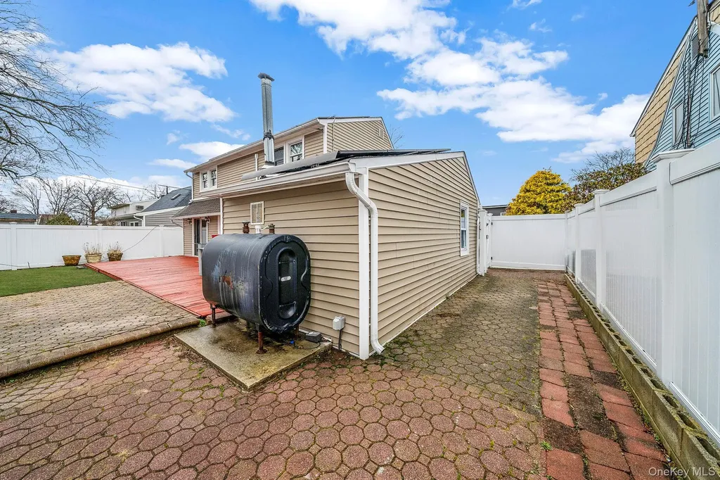 8 Bent Lane Levittown NY 11756