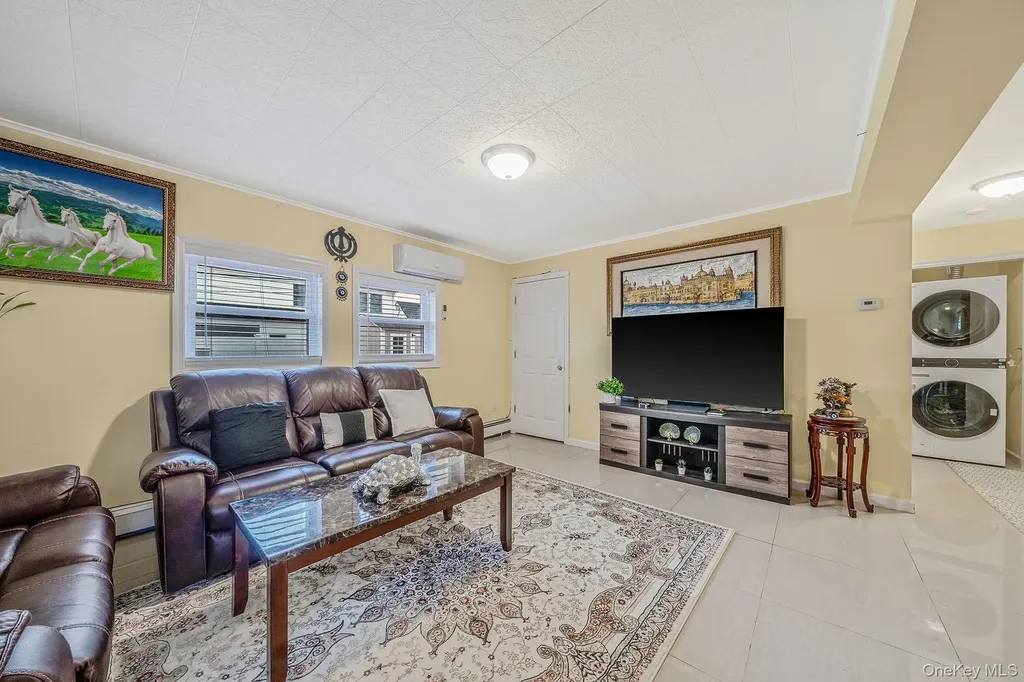8 Bent Lane Levittown NY 11756