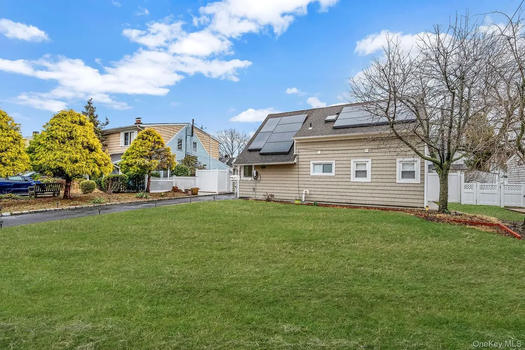 8 Bent Lane Levittown NY 11756