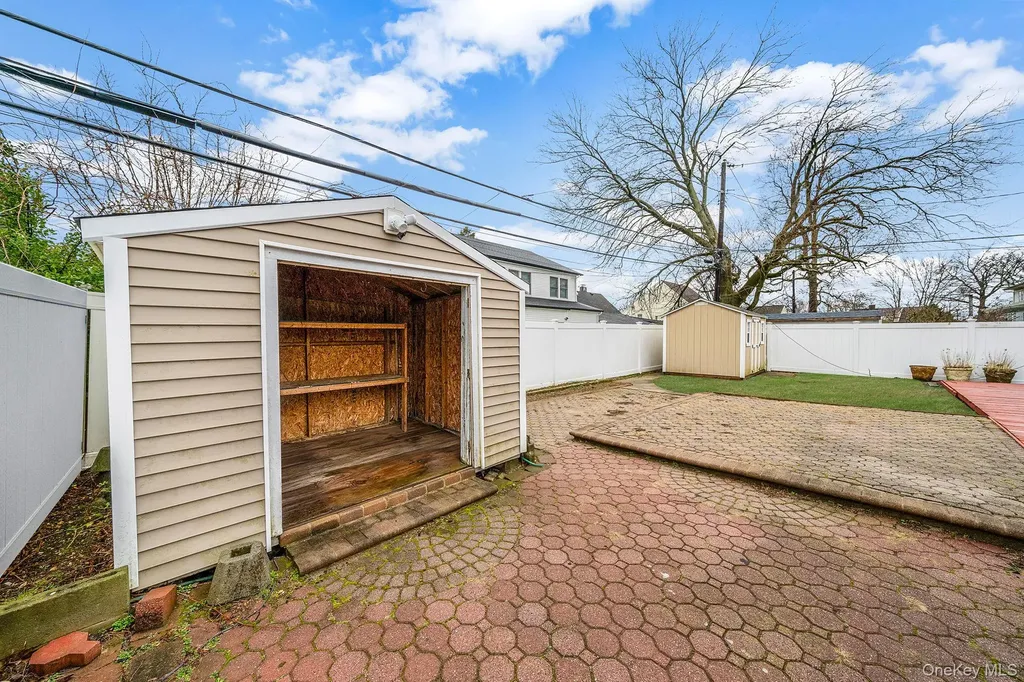 8 Bent Lane Levittown NY 11756