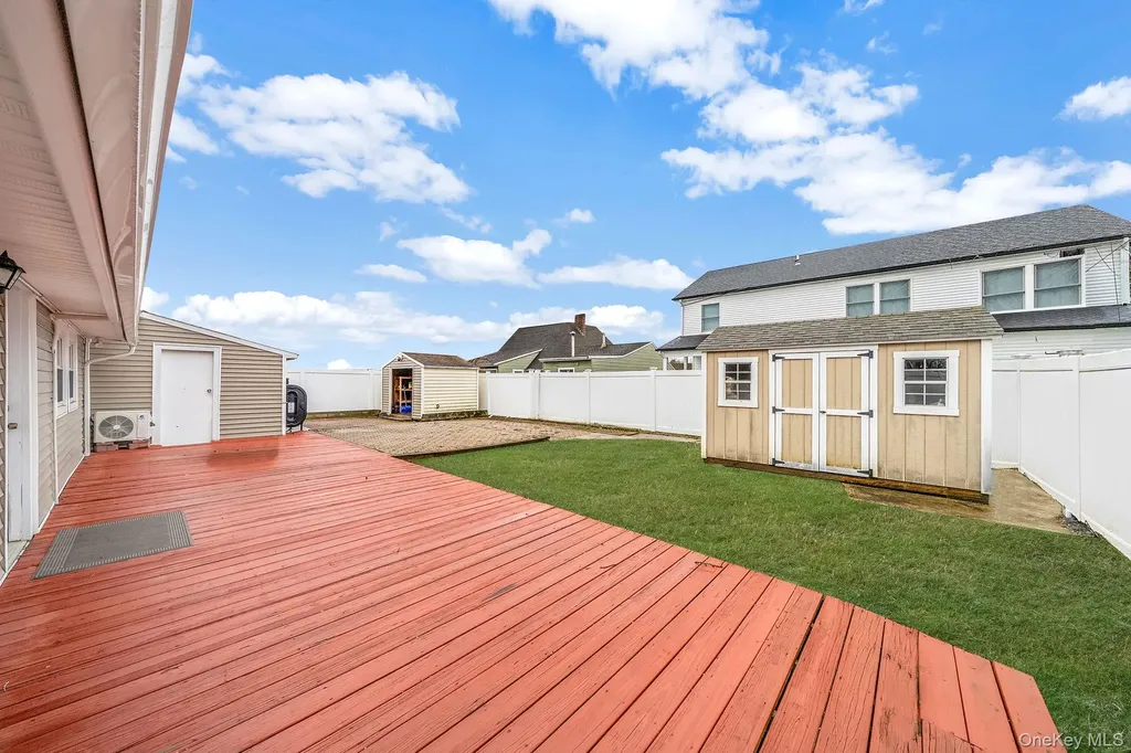 8 Bent Lane Levittown NY 11756