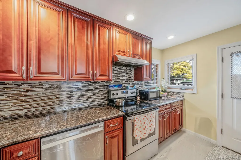 8 Bent Lane Levittown NY 11756