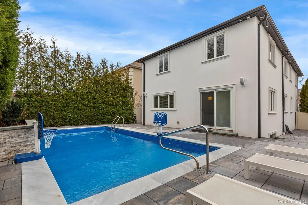 15496 Riverside Drive Whitestone NY 11357