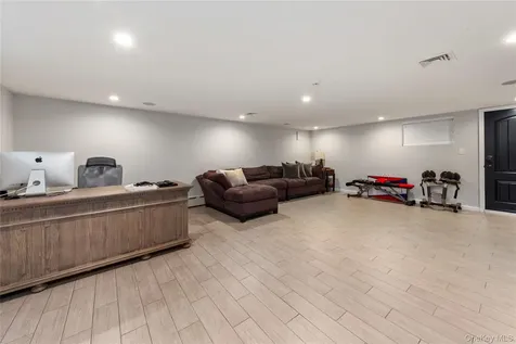 15496 Riverside Drive Whitestone NY 11357